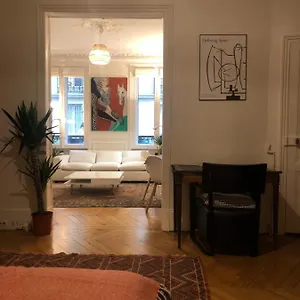 https://cosy-2-room-50m2-parisian-classic-flat-passy-16th.fr-paris.fr
